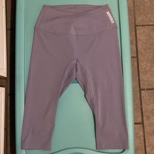 I am selling some gymshark crop leggings lavender, never worn.